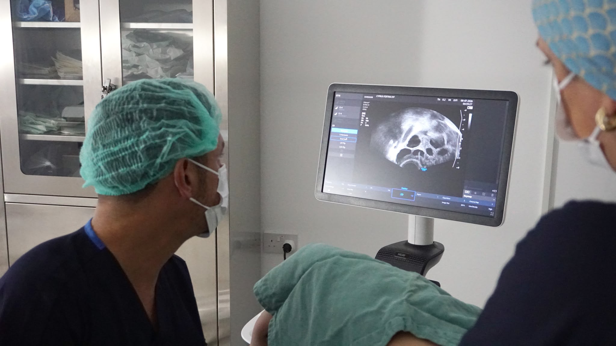 Dr. Sever duke shqyrtuar një ekografi